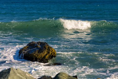Deniz, büyük bir dalga ve sıçraması taşlar üzerinde