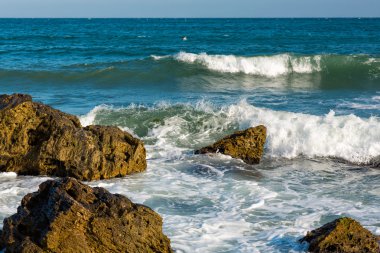 Deniz, büyük bir dalga ve sıçraması taşlar üzerinde