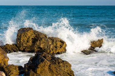 Deniz, büyük bir dalga ve sıçraması taşlar üzerinde
