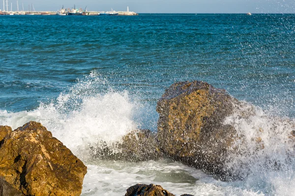 Mar, onda grande e salpicos sobre as pedras — Fotografia de Stock