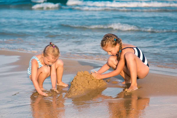 Adorable little girls playing at the seashore — Stock Photo, Image