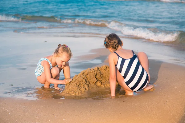 Adorable little girls playing at the seashore — Stock Photo, Image
