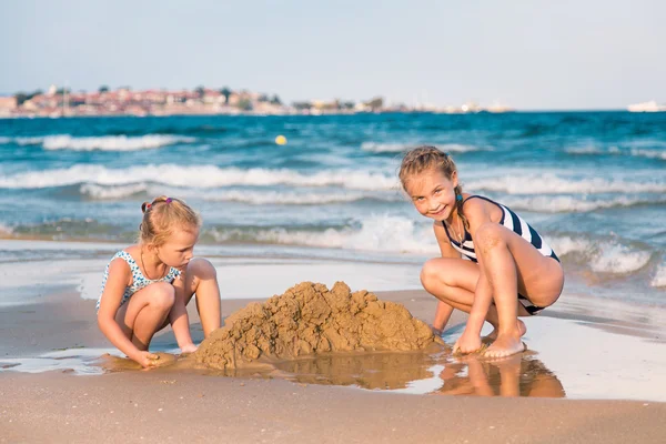 Schattige meisjes spelen op de kust — Stok fotoğraf