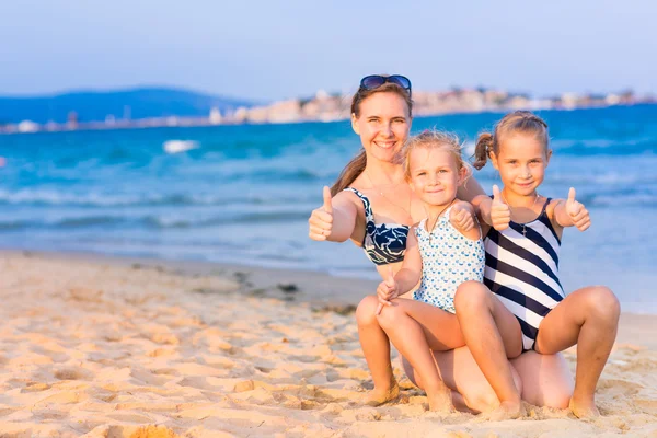 Matka se svými dcerami na pobřeží — Stock fotografie