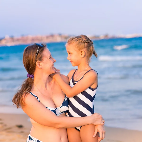 Madre con su hija en la orilla del mar — Foto de Stock