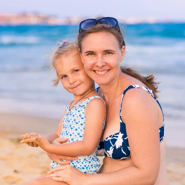 Mother with her daughter at the seashore — Stock Photo, Image