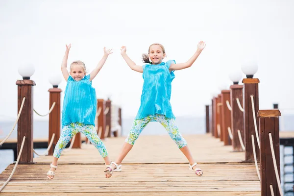 Retrato de hermosas niñas saltando — Foto de Stock