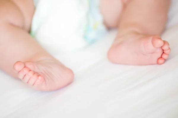 Nyfödda baby fötter — Stockfoto
