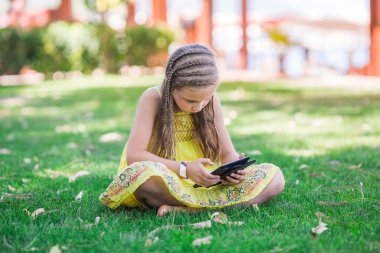 schattig klein meisje leren met tablet pc