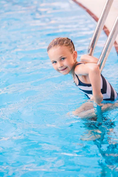 Милая маленькая девочка в бассейне — стоковое фото