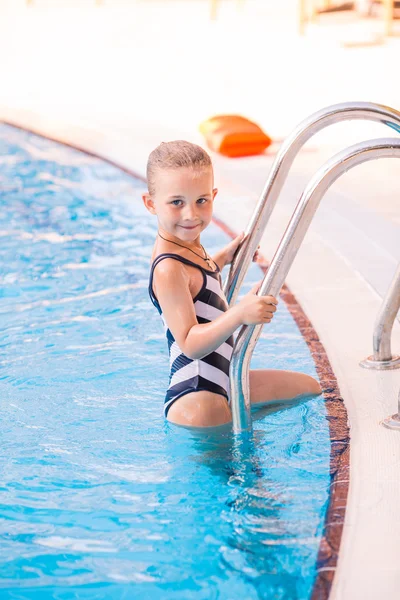 Cute little girl in swimming pool — Stock Photo, Image