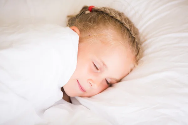 Bedårande liten flicka sover — Stockfoto
