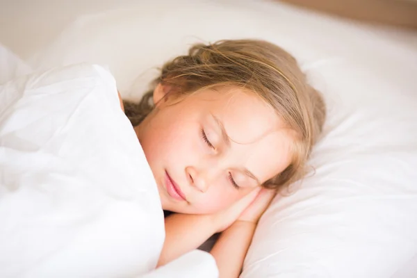 Adorable petite fille qui dort — Photo