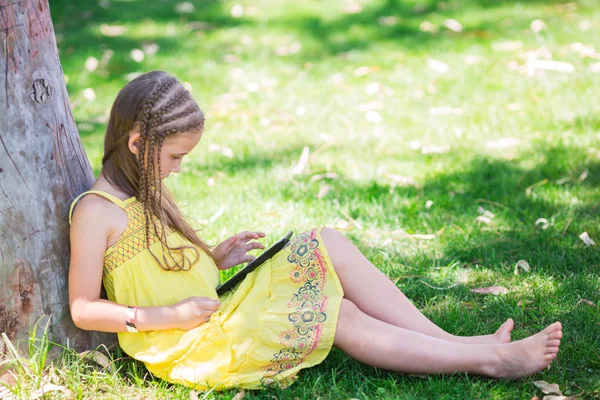 Menina bonito aprendendo com tablet pc — Fotografia de Stock