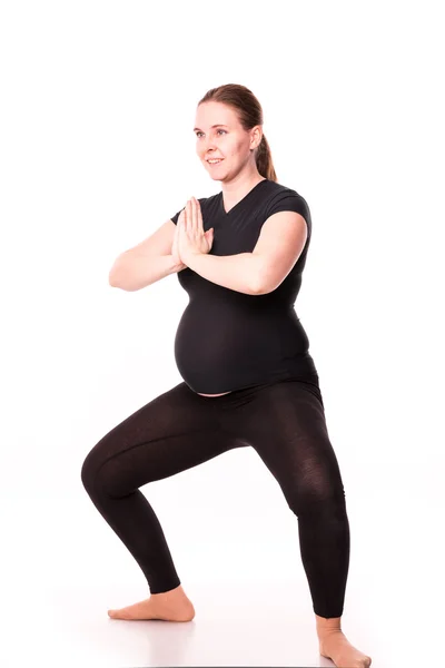 Femme enceinte faisant de l'exercice isolé sur blanc — Photo