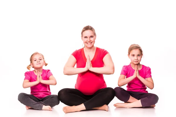 Mulher grávida com crianças exercitando isolado — Fotografia de Stock
