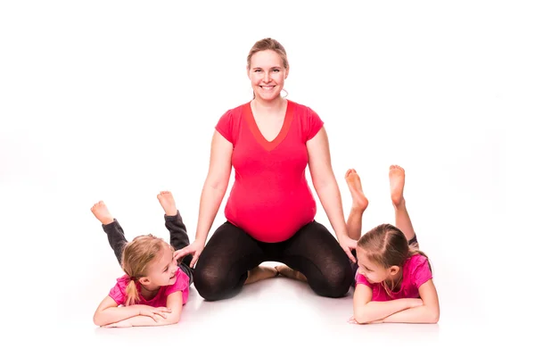 Zwangere vrouw met kinderen uitoefenen geïsoleerd — Stockfoto