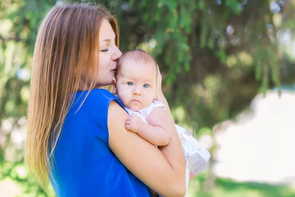 Güzel anne ve bebek açık. — Stok fotoğraf