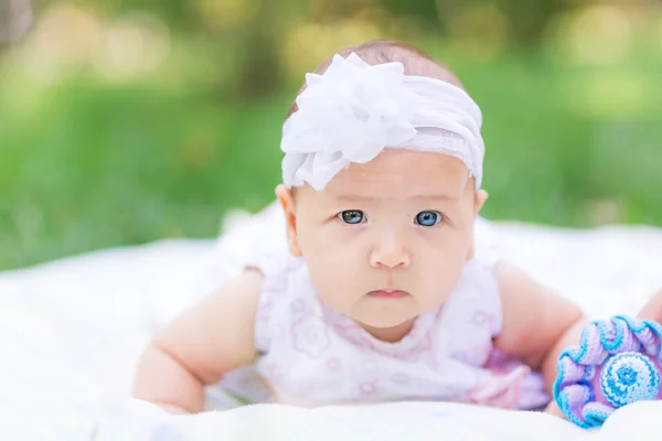 Söt liten baby i parken — Stockfoto