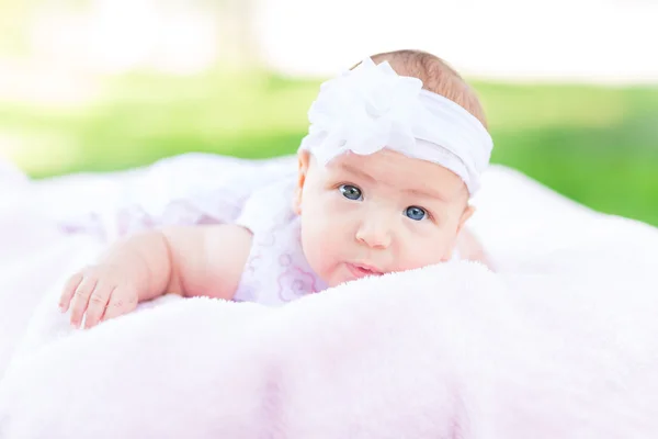 Söt liten baby i parken — Stockfoto