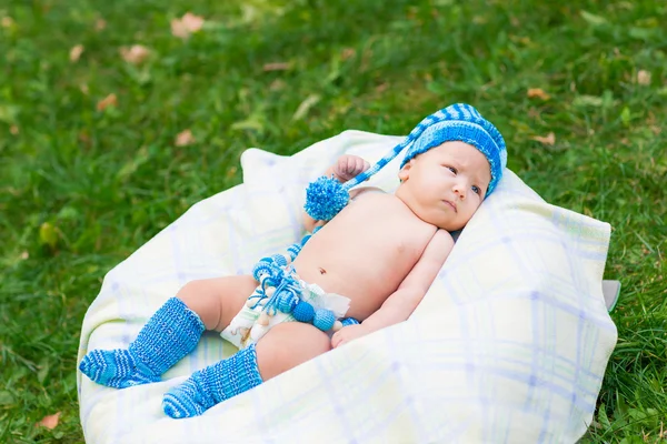 Cute little baby sleeping in the park — Stock Photo, Image