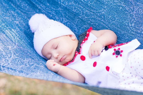 Mignon petit bébé dormant dans le parc — Photo