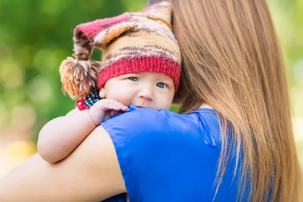 Belle mère et bébé en plein air . — Photo