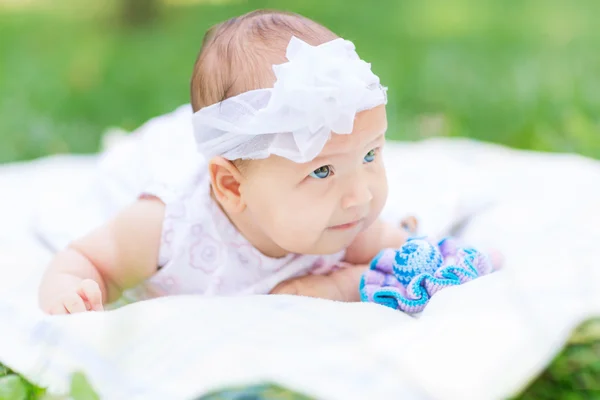 Schattige kleine baby in het park — Stockfoto