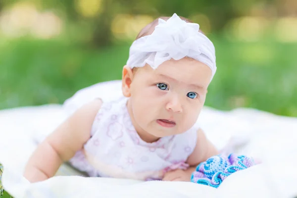 Söt liten baby i parken — Stockfoto