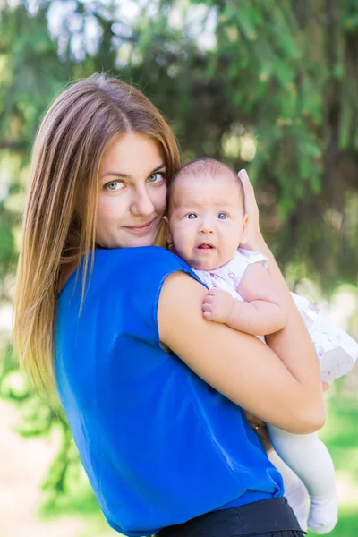 Güzel anne ve bebek açık. — Stok fotoğraf