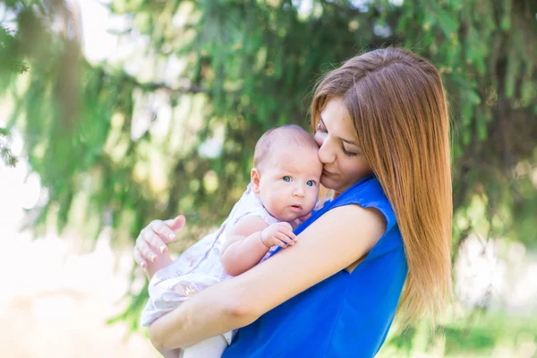 Schöne Mutter und Baby im Freien. — Stockfoto