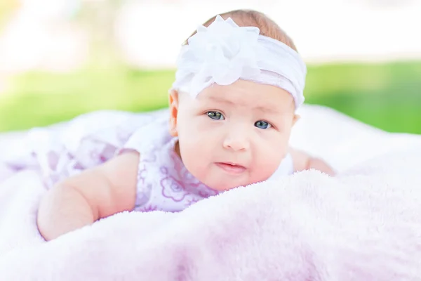 Söt liten baby i parken — Stockfoto