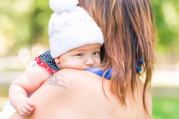 Schöne Mutter und Baby im Freien. — Stockfoto