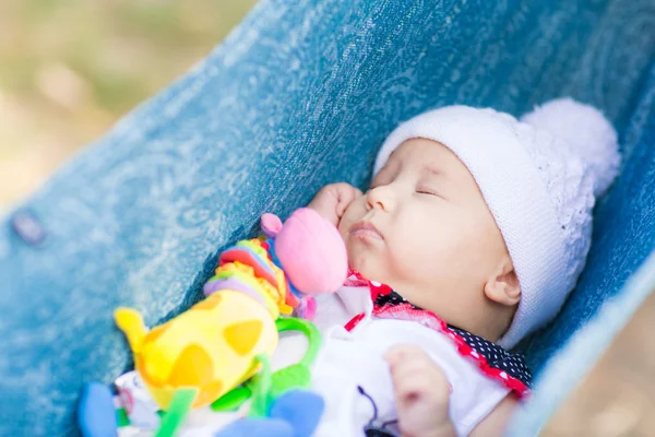 Niedliches kleines Baby schläft im Park — Stockfoto