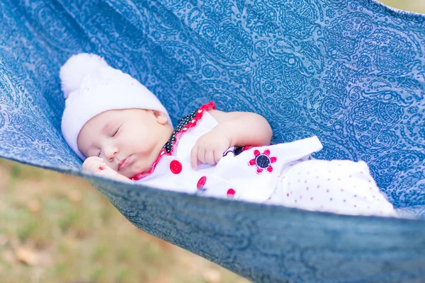 Lindo bebé durmiendo en el parque — Foto de Stock