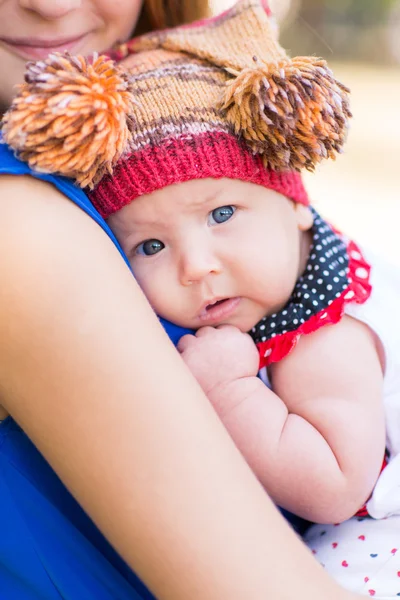 Belle mère et bébé en plein air . — Photo