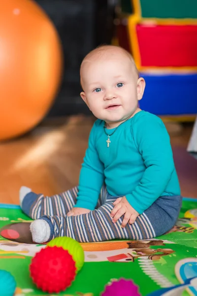 Kapalı renkli oyuncaklar ile oynama şirin bebek — Stok fotoğraf