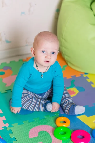 Lindo bebé jugando con juguetes coloridos en el interior —  Fotos de Stock