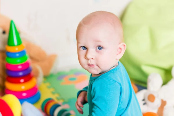 Schattige kleine baby spelen met kleurrijke speelgoed binnenshuis — Stockfoto