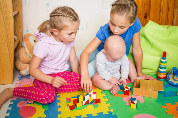 Bambini felici che giocano con il fratellino — Foto Stock