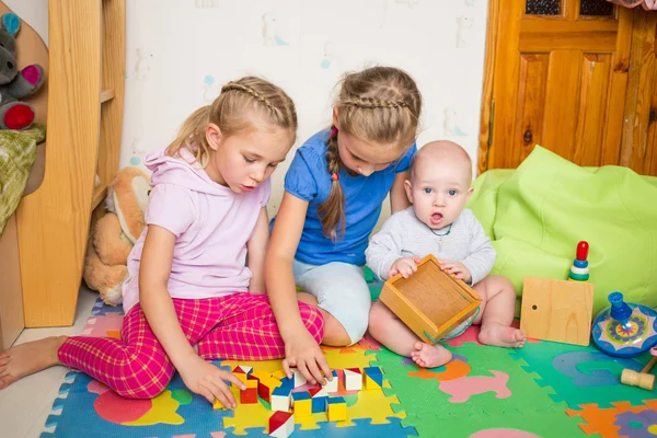 Gelukkige jonge geitjes spelen met kleine broertje — Stockfoto