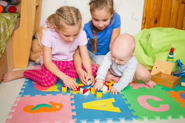 Bambini felici che giocano con il fratellino — Foto Stock