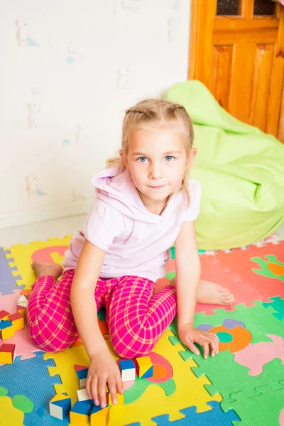 Felice bambina giocando con i blocchi — Foto Stock