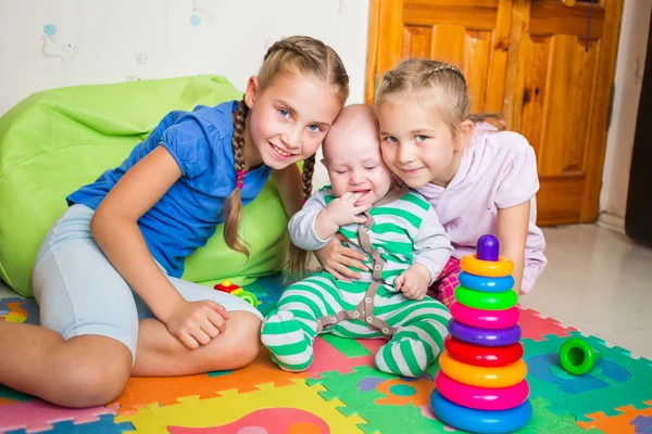 Glückliche Kinder spielen mit kleinem Bruder — Stockfoto