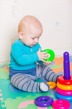 Renkli oyuncaklar ile oynama şirin bebek