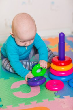 Renkli oyuncaklar ile oynama şirin bebek