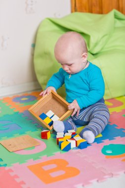 Renkli oyuncaklar ile oynama şirin bebek