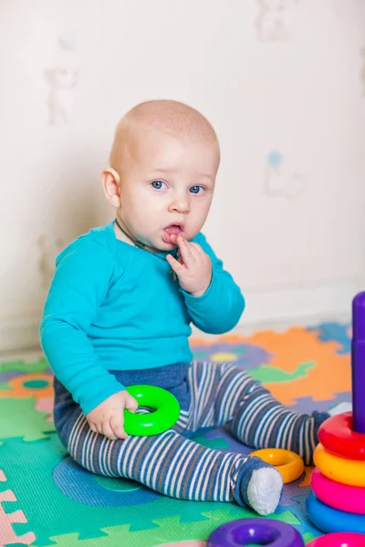 Söta lilla barnet leker med färgglada leksaker — Stockfoto