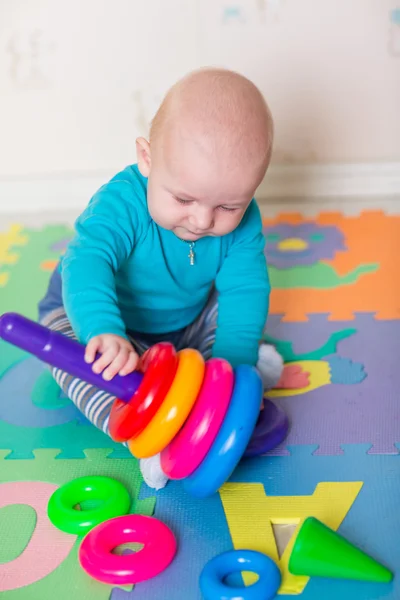 Carino piccolo bambino che gioca con giocattoli colorati — Foto Stock