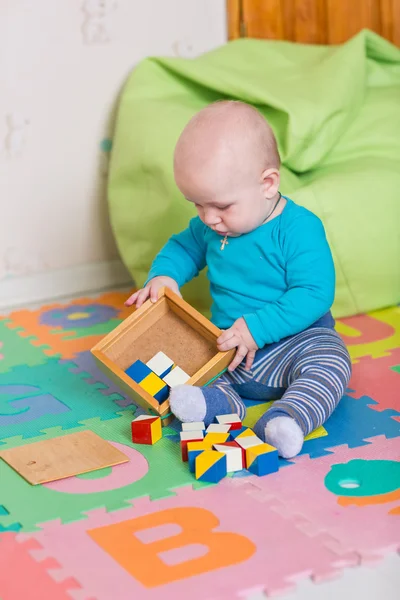 Söta lilla barnet leker med färgglada leksaker — Stockfoto